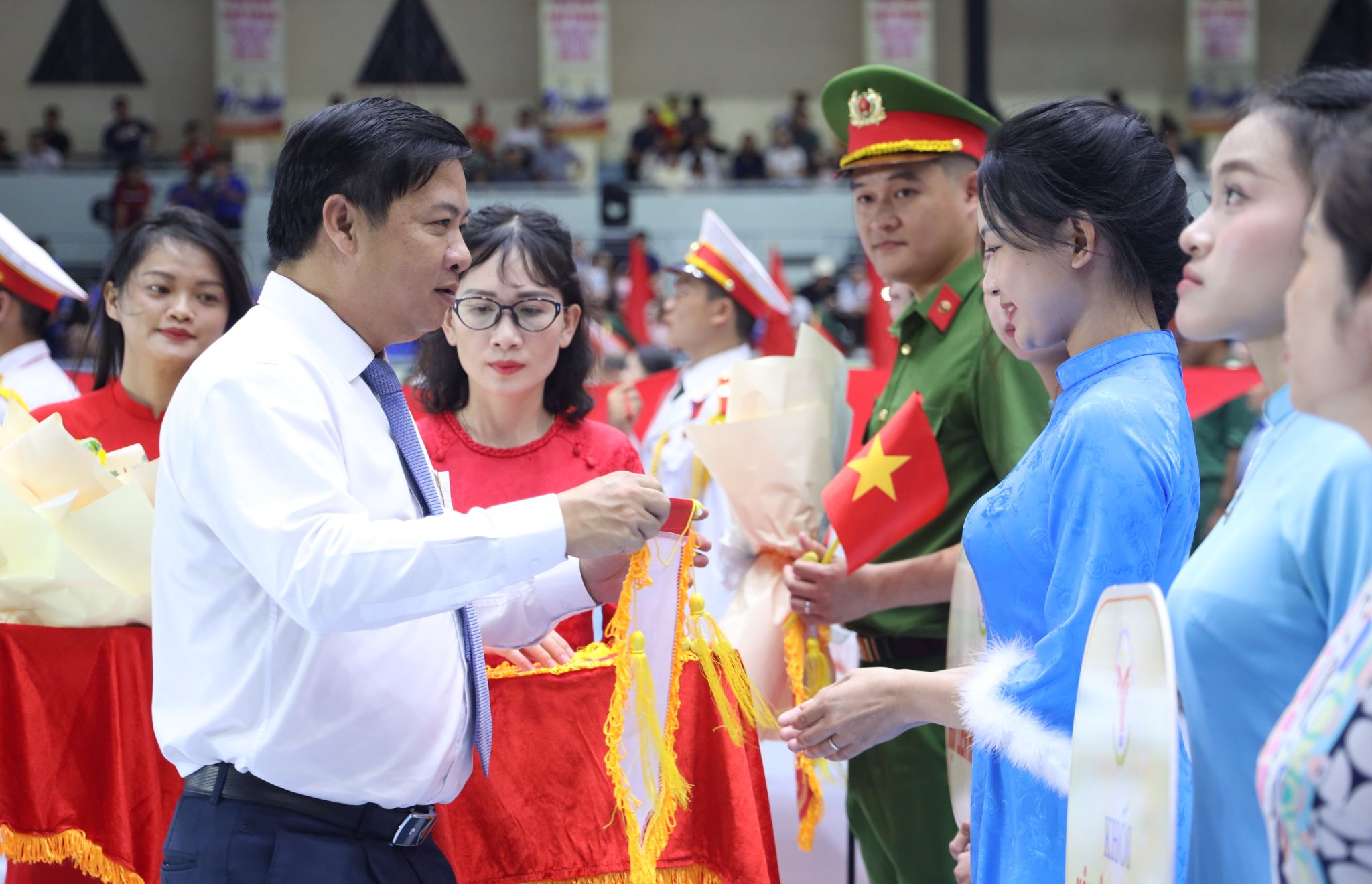 Đồng chí Lương Nguyễn Minh Triết - Ủy viên Trung ương Đảng, Bí thư Tỉnh ủy, Trưởng đoàn Đại biểu quốc hội tỉnh trao cờ lưu niệm tặng các đoàn